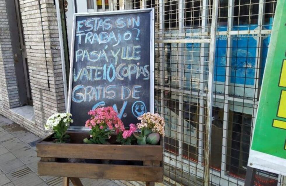 Un kiosco ofrece copias gratuitas del CV a quien busque trabajo