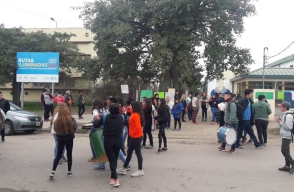 Estudiantes toman colegio en Villa el Libertador en reclamo de mejoras