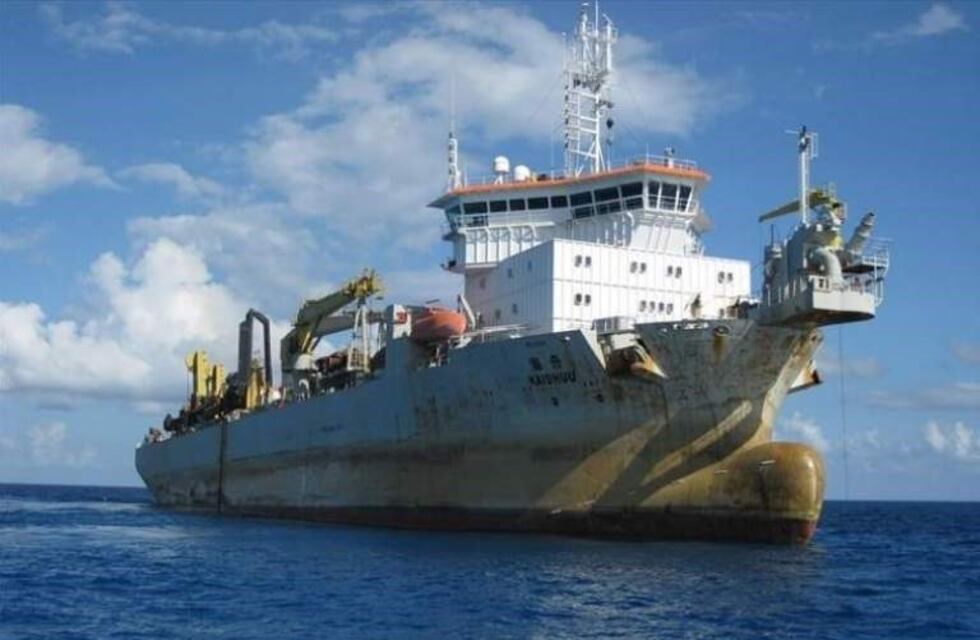 La llegada del draga Kaishuu a Puerto Quequén para comenzar la profundización a 50 pies