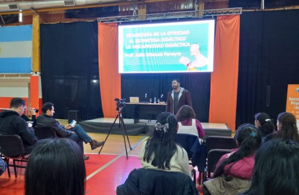 Se llevó a cabo una charla magistral para docentes de Río Grande