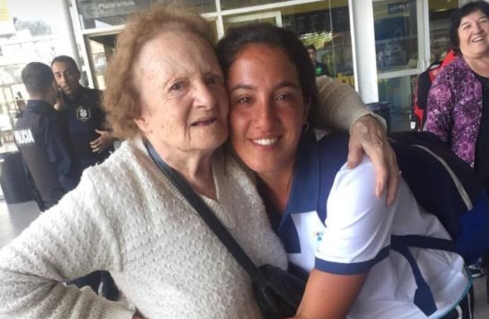 Vio a una abuela perdida y la ayudó a reencontrarse con su nieta