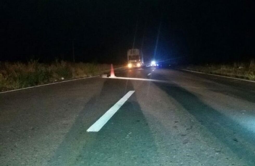 Iban en una moto y los chocó una camioneta: dos muertos