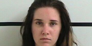 Condenaron a 40 años a una mujer que fue a una fiesta y dejó morir a sus bebés en el auto (Foto: web)