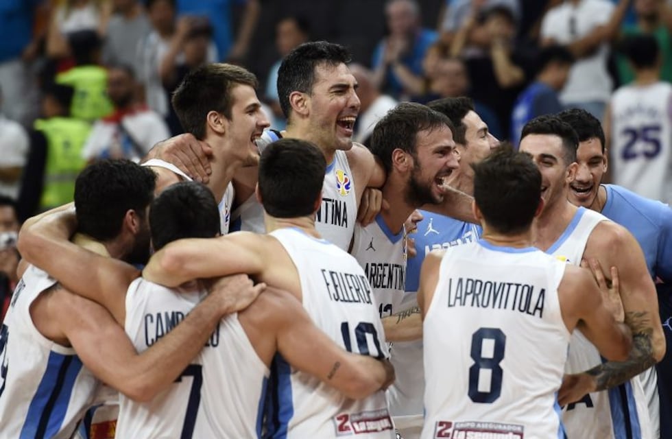Descontrol en el vestuario de Argentina tras clasificar a semifinales del Mundial de básquet