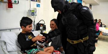 Batman Solidario de La Plata ayuda al Hospital Alejandro Korn.