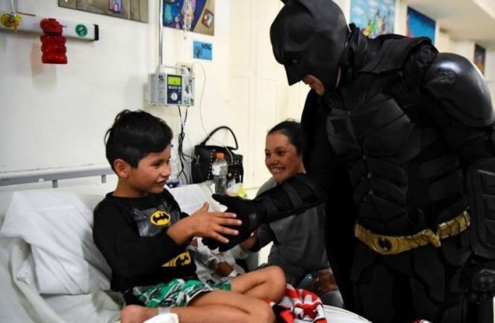 El Batman solidario de Córdoba viajó a ver a Talleres y llevó juguetes a un hospital de niños