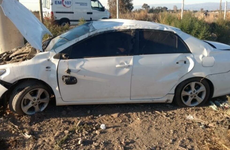 Mordió la banquina, volcó e increíblemente salió ileso