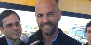 Argentina's Transportation Minister Guillermo Dietrich (C) talks to the media at a soon-to-be completed bus lane in the working-class district of La Matanza, in Buenos Aires province, Argentina April 26, 2017\u002E REUTERS/Luc Cohen la matanza Guillermo Dietrich inauguracion metrobus de la matanza obras de infraestructura vial