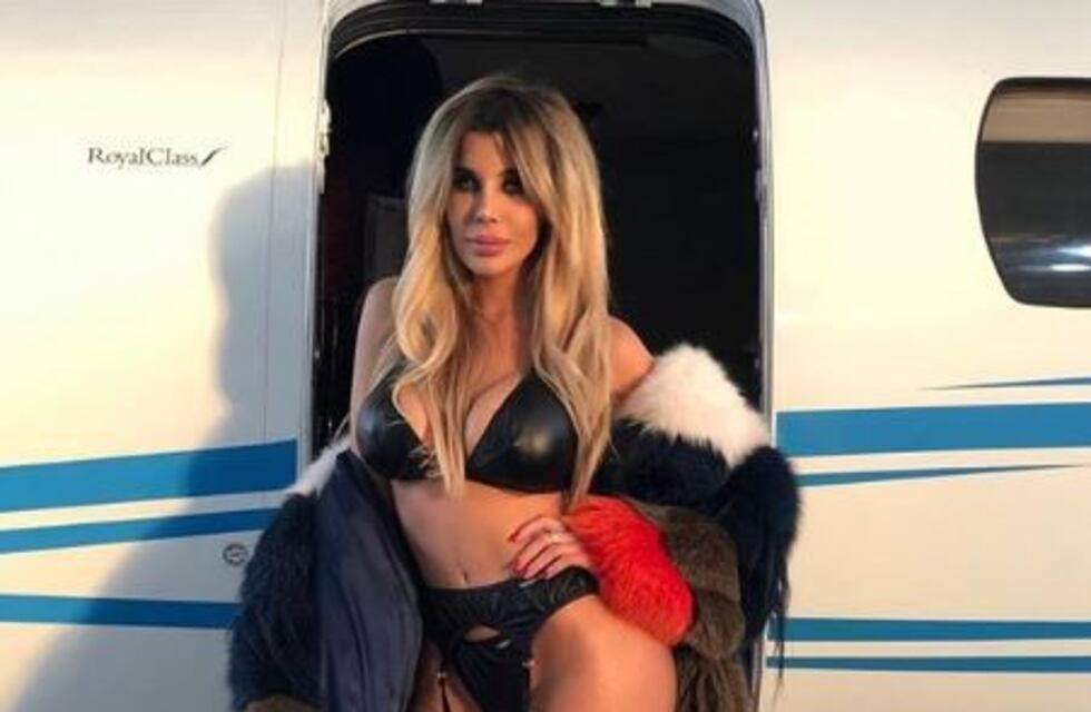 Con lencería roja, Charlotte Caniggia alegró a seguidores desde la cama