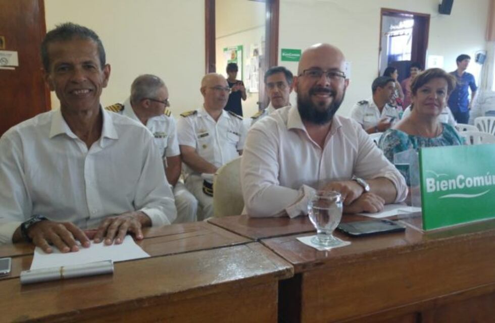 Concejales donan parte de su sueldo al Fondo de Becas Rosales