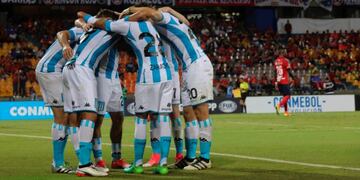 Players of Argentine team Racing gather before the start of their Copa Sudamericana football match against Colombia's Independiente Medellin at the Atanasio Girardot stadium in Medellin, Colombia, on July 27, 2017\u002E / AFP PHOTO / Joaquin SARMIENTO Colombia Medellin futbol copa sudamericana 2017 partido Independiente Medellin vs Racing Club