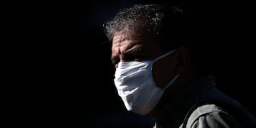 AME3428\u002E BUENOS AIRES (ARGENTINA), 17/04/2020\u002E- Una persona camina con tapabocas este viernes, frente al Hospital Belgrano en Buenos Aires (Argentina)\u002E Se han confirmado 13 casos de coronavirus entre el personal medico del hospital\u002E EFE/ Juan Ignacio Roncoroni