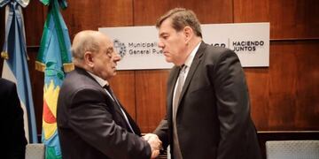 El intendente electo, Guillermo Montenegro y el jefe comunal saliente, Carlos Fernando Arroyo, realizaron el traspaso de mando (web)\u002E