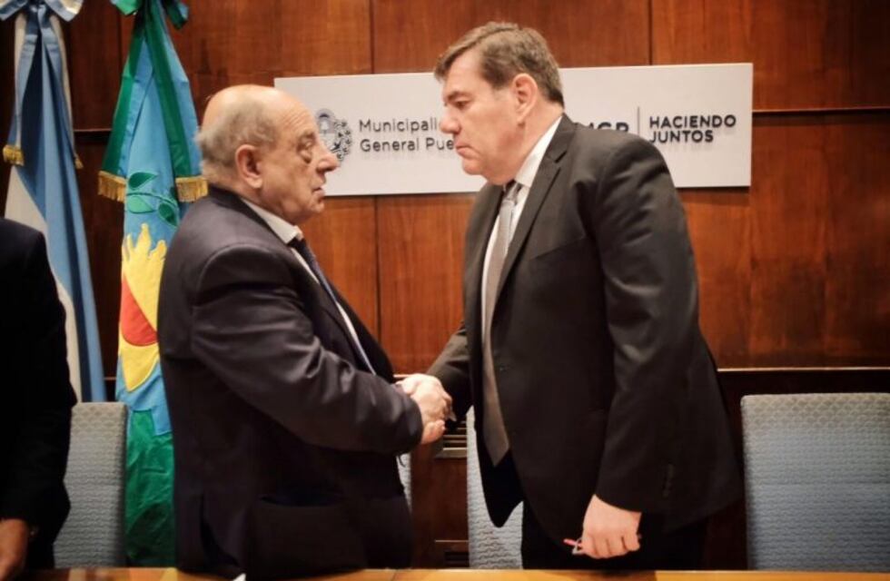 Carlos Arroyo y Guillermo Montenegro formalizaron el traspaso de mando