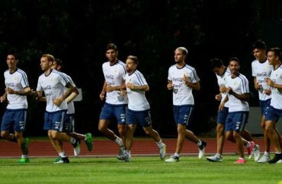 Salvio y "Papu" Gómez rompieron la veda de la Selección con la prensa argentina