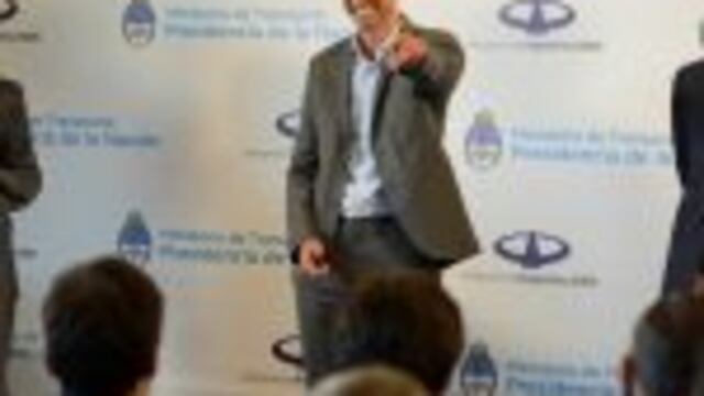 Guillermo Dietrcih en la reapertura del aeropuerto.