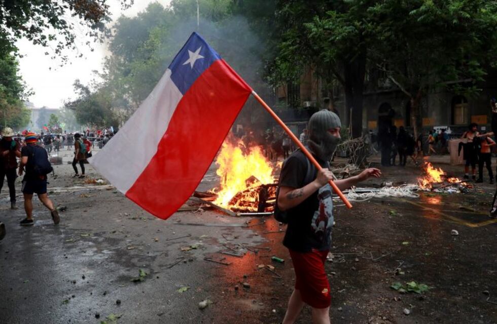 Chile: en medio de las protestas saquearon una iglesia e incendiaron una universidad