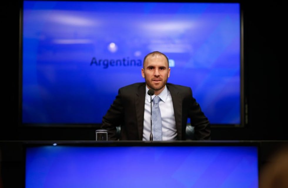 El riesgo país superó los 2.100 puntos al inicio de la semana y se derrumbaron los bonos