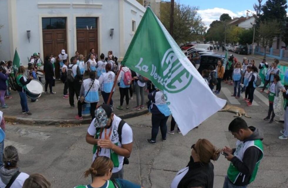 El paro de auxiliares de la Educación se extiende hasta el viernes