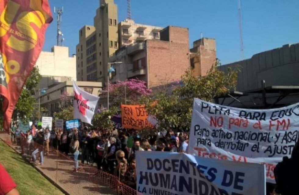 Multitudinaria marcha en favor de la educación pública