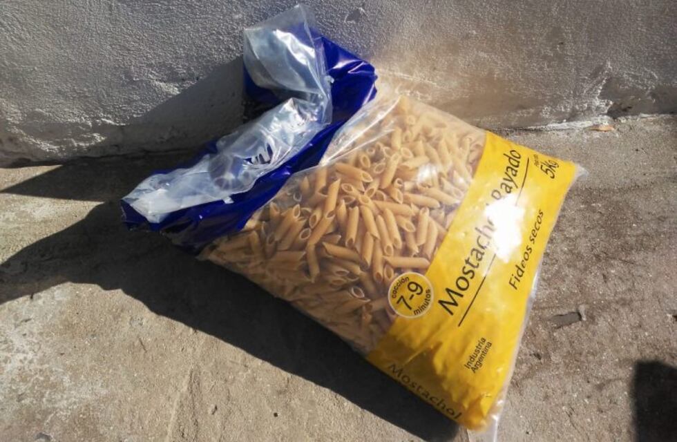 Cinco kilos de fideos: todo lo que valen los empleados del Frigorífico para Nicolás Ambrosius