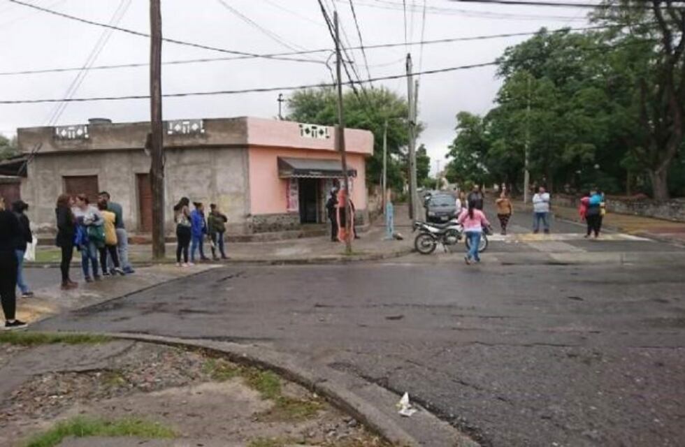 Un grupo de padres corta calle Florida en reclamos por las malas condiciones de la Escuela N° 243