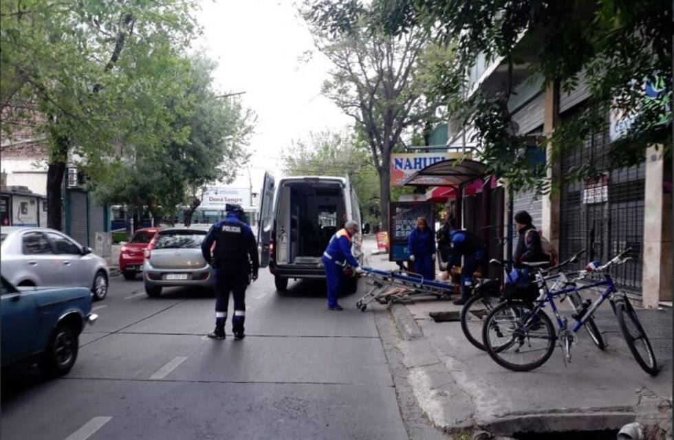 Una mujer de 60 años huyó del hospital pero convulsionó en pleno centro