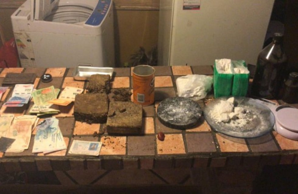 Cocaína "servidita en la mesa" en una casa de barrio Sarmiento
