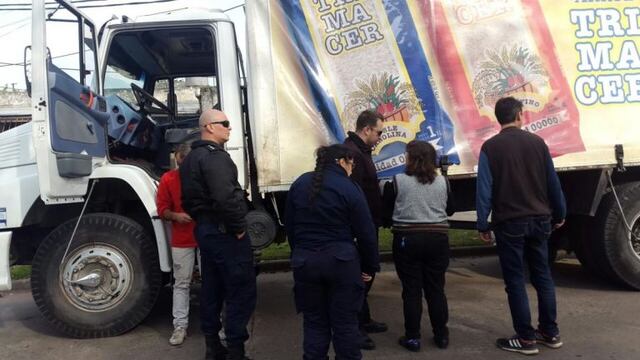 Camionero chocu00f3 autos estacionados
