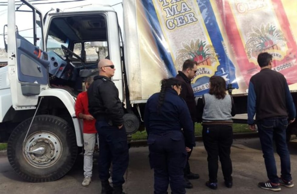 Camionero se descompensó y chocó una decena de autos estacionados