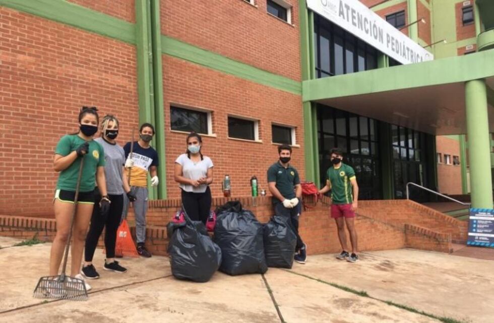 Jugadores de rugby ayudaron en la limpieza del predio del Samic de Eldorado