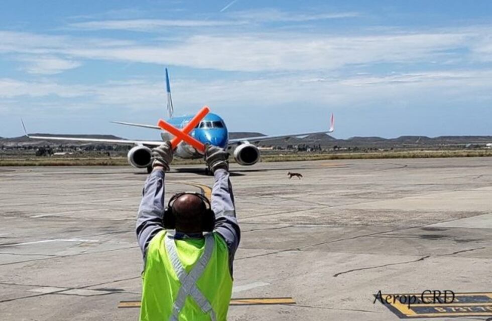 Casi chocan una camioneta y un avión en el aeropuerto de Comodoro Rivadavia