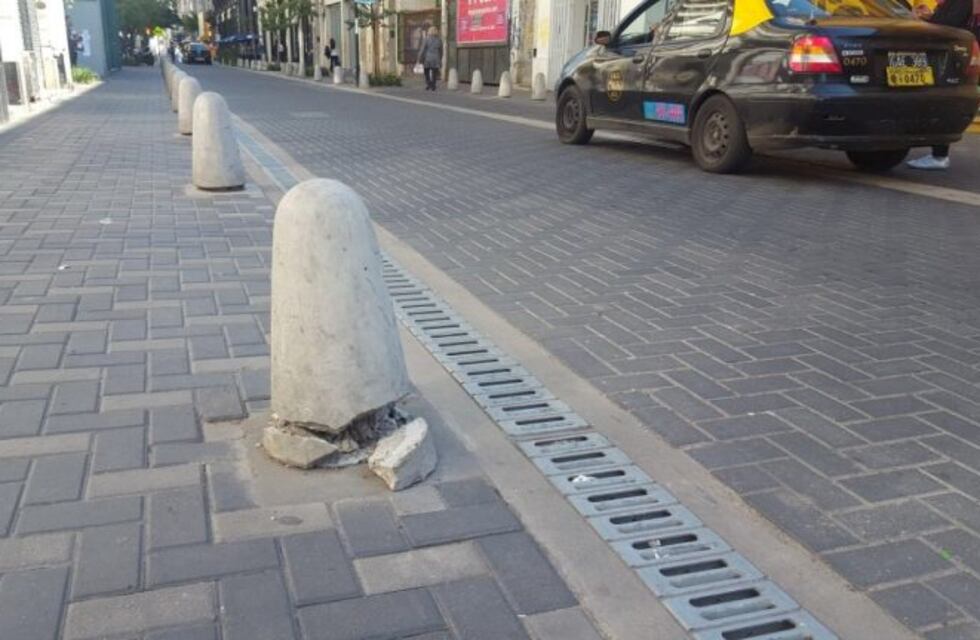 A un mes de su inauguración, varios pretiles de calle Sarmiento ya están destrozados