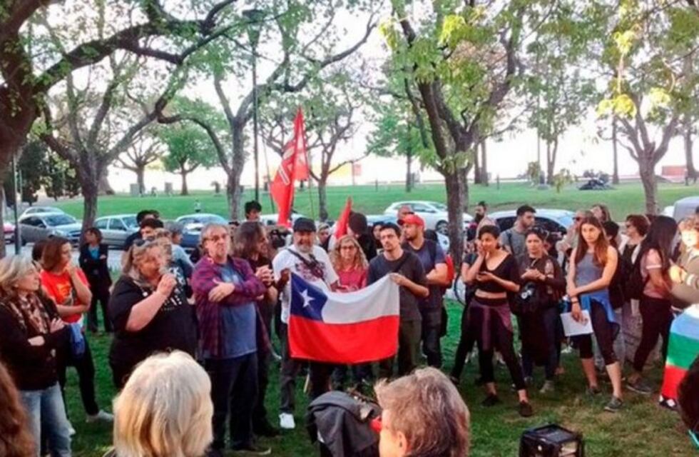 Chilenos en Rosario protestaron contra el gobierno de Sebastián Piñera