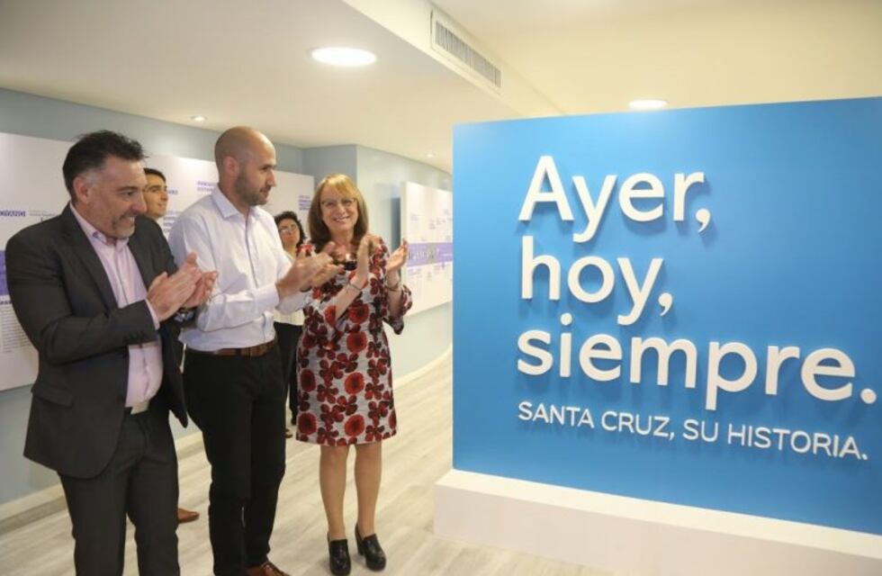 Inauguró muestra "Ayer, hoy, siempre. Santa Cruz, su historia"