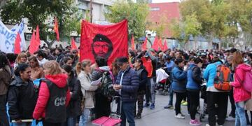 Los manifestantes llevaron pancartas con reclamos de todo tipo contra el Gobierno Nacional\u002E