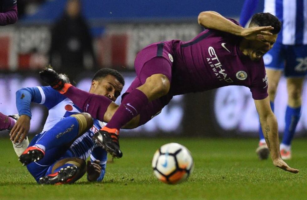 El "Kun" Agüero recibió una tremenda patada y casi se va a las piñas con un hincha rival