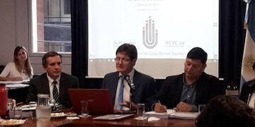 El presidente del Iplyc (centro), Héctor Rojas Decut presentó en la Legislatura el presupuesto previsto para el 2019\u002E