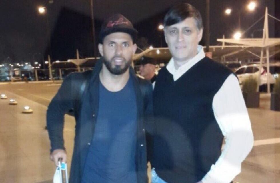 El Kun y Karina, los primeros en llegar a Rosario para la boda de Messi, con percance incluido