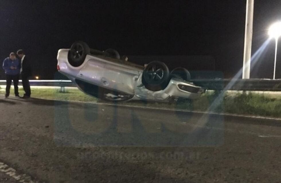 Venía a la fiesta de disfraces y volcó con su auto