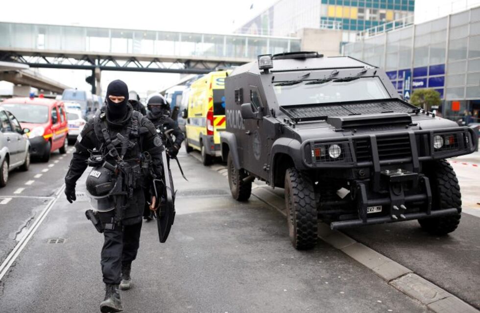 Abatieron a un hombre que intentó quitarle el arma a un soldado en el aeropuerto francés de Orly