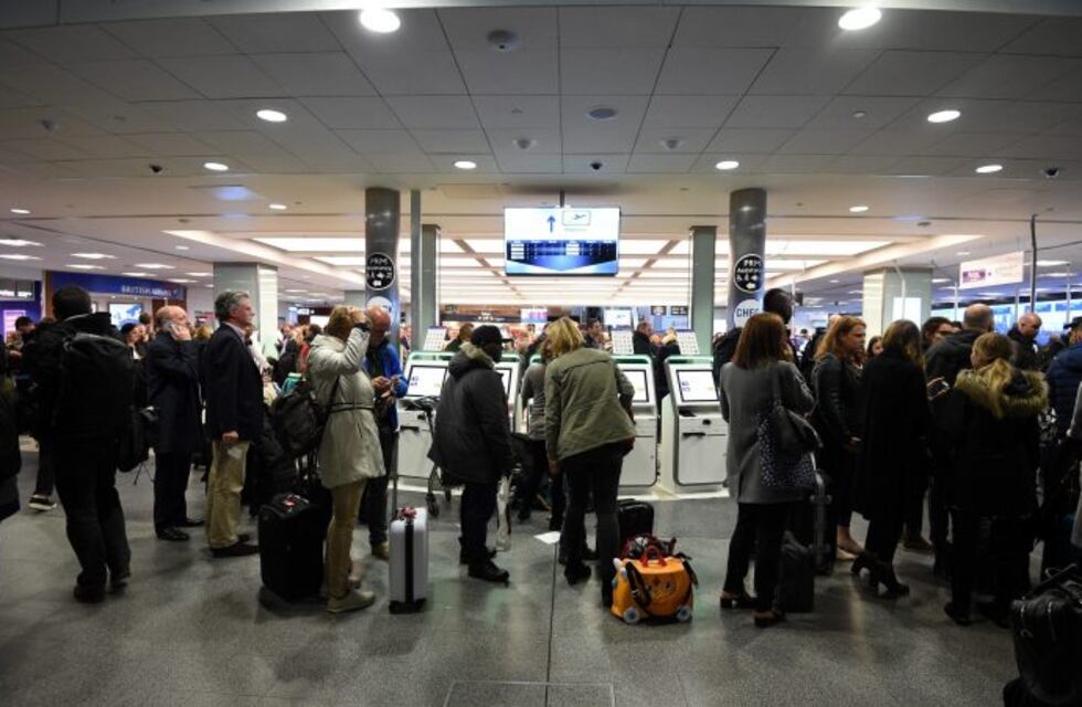 Tras estar cerrado por un incidente químico, reabrieron el aeropuerto de Londres