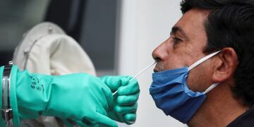 Doctor Gustavo Flores takes a swab sample from an ambulance with a booth, as part of a demonstration to test for the coronavirus disease (COVID-19), as part of the detectAR (detect) plan, in Beccar, on the outskirts of Buenos Aires, Argentina June 17, 2020\u002E REUTERS/Agustin Marcarian hisopado pcr