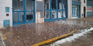La fachada del establecimiento quedó destrozada\u002E (@belitaonline)