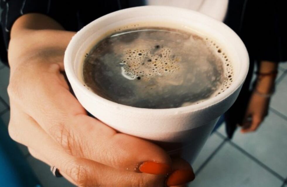 La joven azuleña que les llevó café a los jubilados que fueron a cobrar al banco