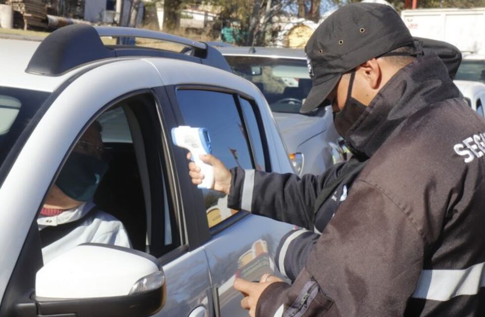 Controlan la temperatura a los que ingresan a Carlos Paz