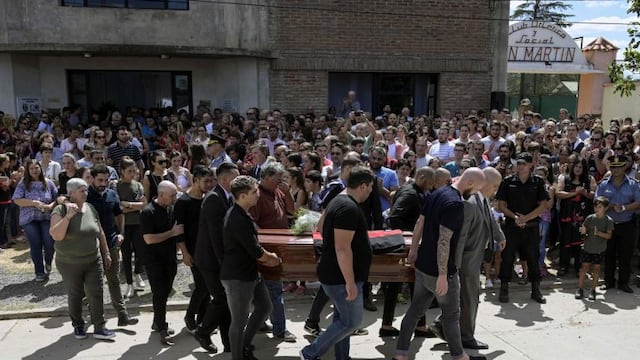 Familiares y amigos de Sala trasladando el cuerpo en Progreso (AFP)