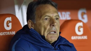 Miguel Angel Russo, coach of Paraguay's Cerro Porteno, watches his team's Copa Libertadores soccer match with Argentina's River Plate in Buenos Aires, Argentina, Thursday, Aug\u002E 22, 2019\u002E (AP Photo/Gustavo Garello)