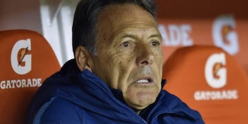 Miguel Angel Russo, coach of Paraguay's Cerro Porteno, watches his team's Copa Libertadores soccer match with Argentina's River Plate in Buenos Aires, Argentina, Thursday, Aug\u002E 22, 2019\u002E (AP Photo/Gustavo Garello)