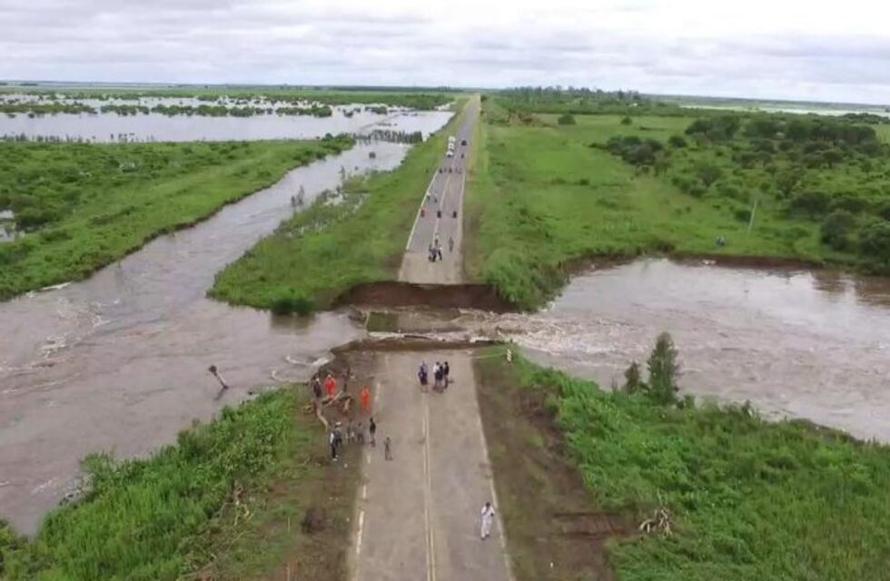 Por la presión del agua se hundió un tramo de la ruta 1